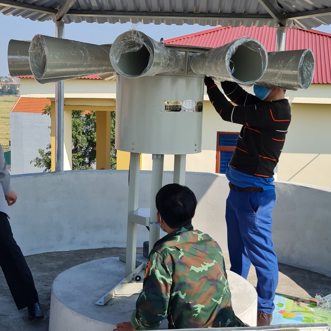 Còi báo phòng không